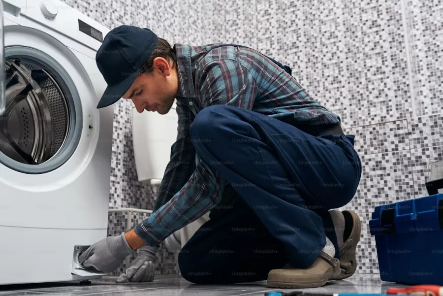 Técnico de Servialto reparando un electrodoméstico en un domicilio de Madrid